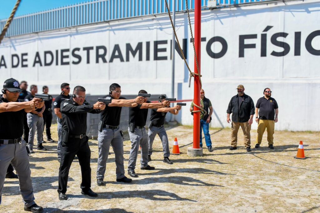 La Secretaría de Seguridad de Monterrey capacita a sus policías en el uso de armas no letales para mejorar la seguridad ciudadana.