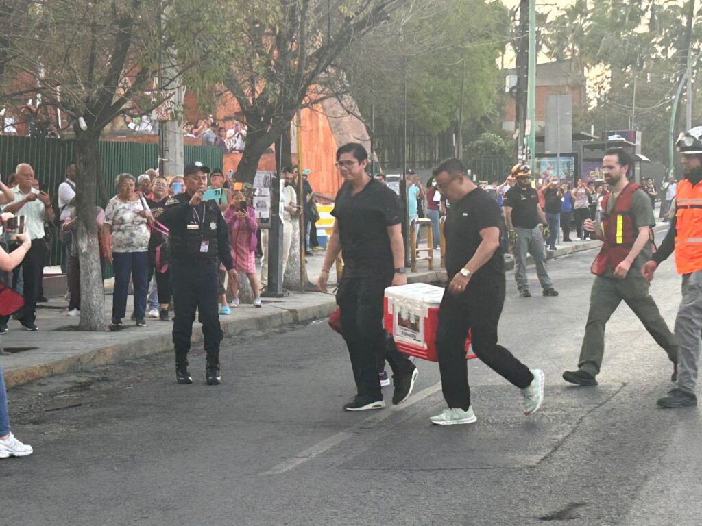 Clínica 34 celebra el logro del trasplante número 100, destacando su colaboración con Protección Civil en la logística de operaciones.