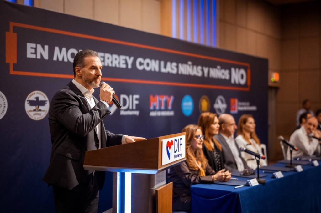 El alcalde de Monterrey, Adrián de la Garza, denuncia amenazas tras detectar un esquema de trata de personas en su administración.