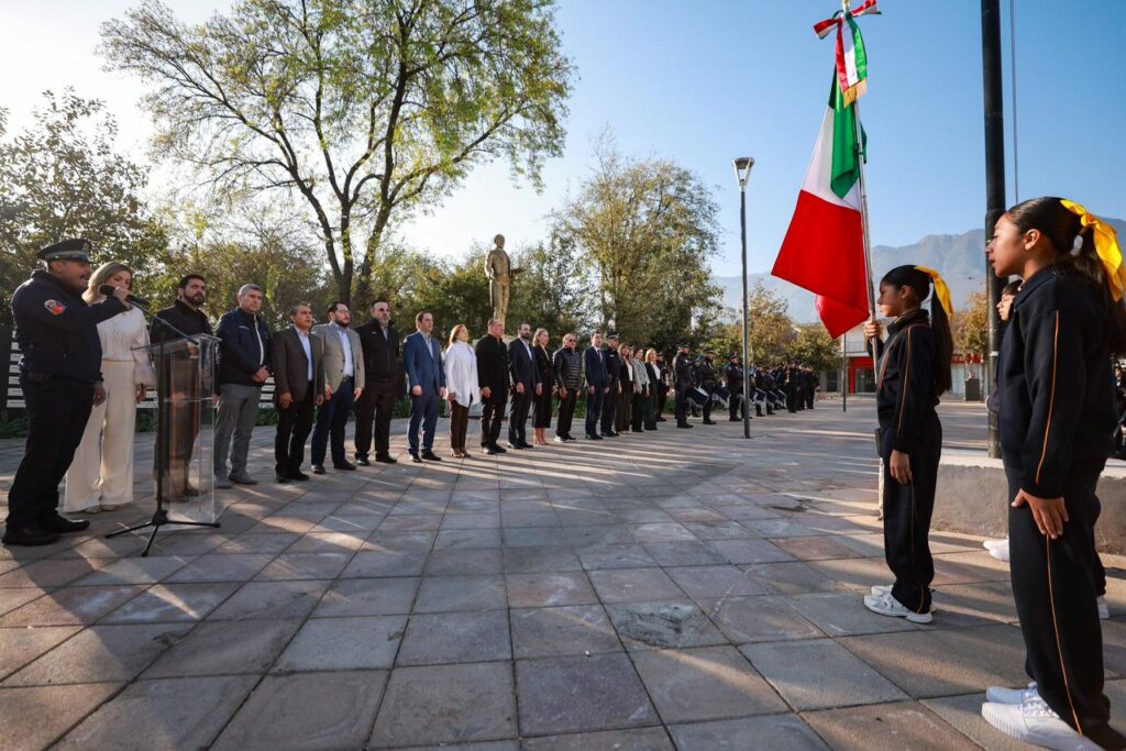 La ceremonia en San Pedro rindió homenaje a la bandera, símbolo patrio que une a los mexicanos en su día.