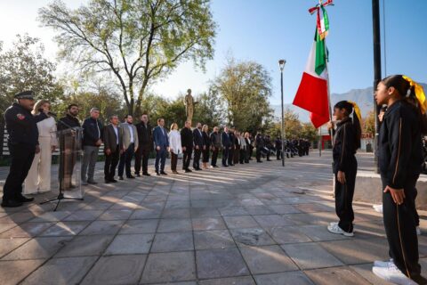 La ceremonia en San Pedro rindió homenaje a la bandera, símbolo patrio que une a los mexicanos en su día.