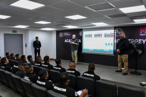 La policía de Monterrey recibe capacitación sobre armamento no letal que puede cambiar la dinámica de seguridad en la ciudad.
