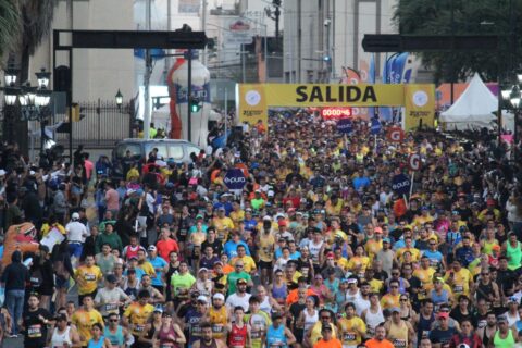 La Carrera 21K en Monterrey cerrará vialidades, invitando a atletas y entusiastas al evento deportivo dominical.