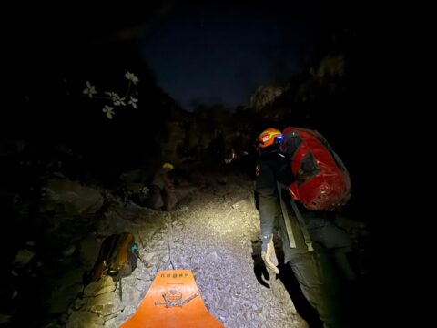 Los rescatistas atendieron a una joven caída en el Cerro de las Mitras, un incidente que generó preocupación en Monterrey.