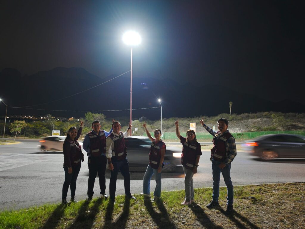 El encendido de la mega torre de luz en Leones marca un avance en la seguridad y urbanismo del municipio.