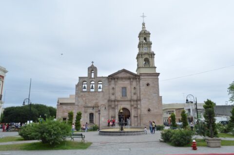 El gobierno de Nuevo León aclara rumores sobre agresiones a pasantes en Linares, atribuyéndolos a información falsa en redes sociales.