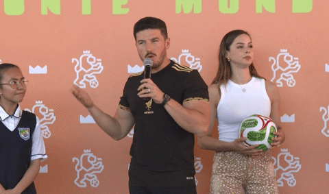 El gobernador Samuel García promete nuevas escuelas en Guadalupe tras la inauguración de canchas de fútbol en escuelas públicas.