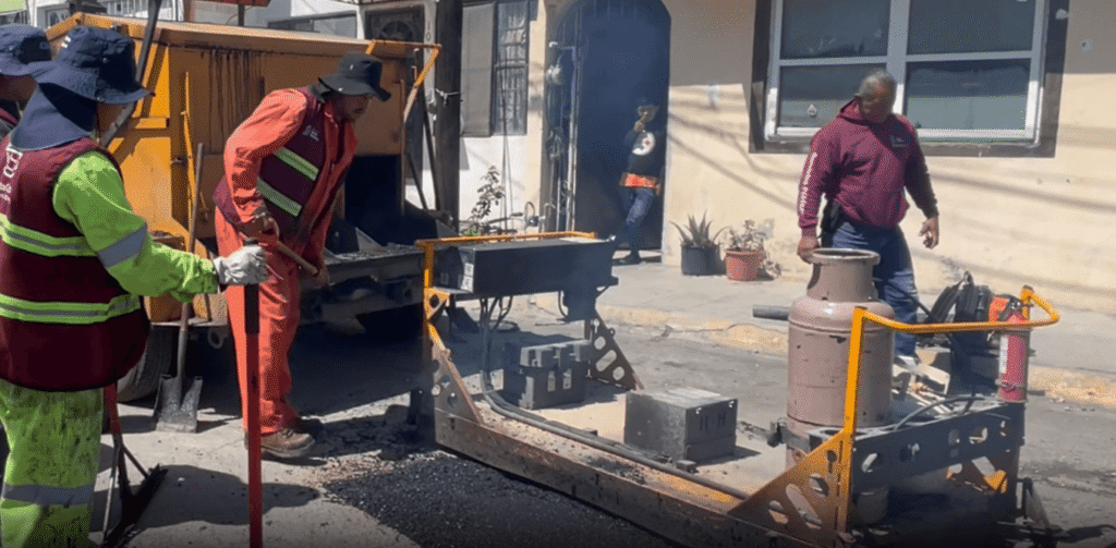 El municipio de Santa Catarina acelera las tareas de bacheo en avenidas principales para garantizar mejores condiciones viales.