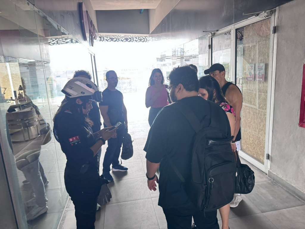 Un apagón dejó a siete personas atrapadas en un elevador en Plaza Acero, en la colonia Obrera, siendo rescatadas posteriormente.