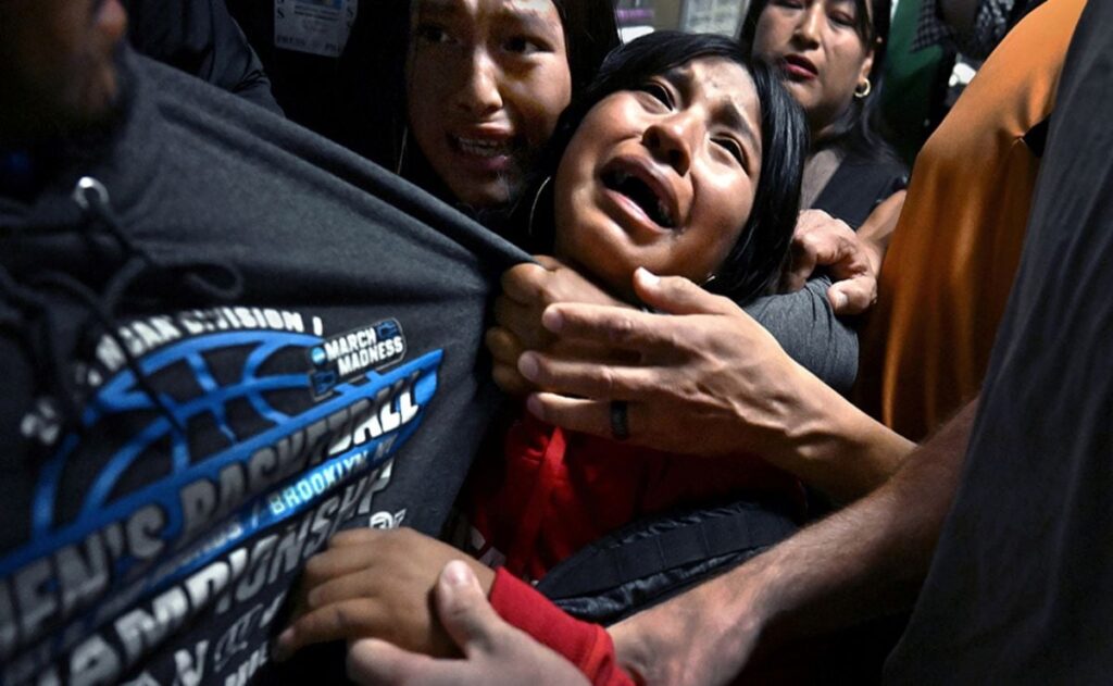 Descubre la historia detrás de la impactante fotografía de Carol Guzy, ganadora del World Press Photo 2026.