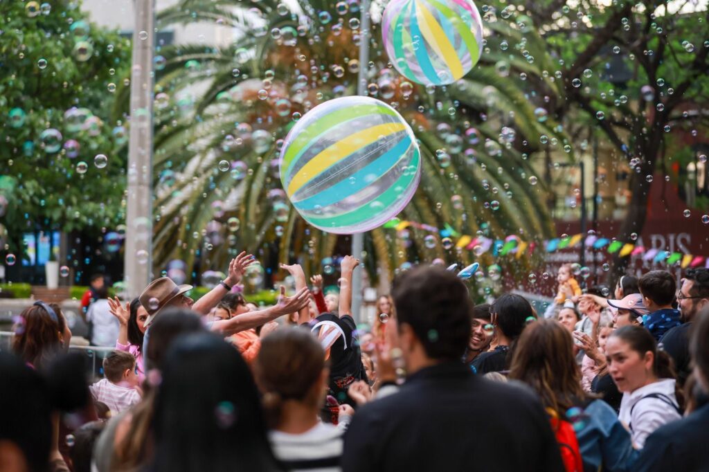 El Desfile de Pascua 2026 promete ser una experiencia visual inolvidable para familias en San Pedro con carros alegóricos.
