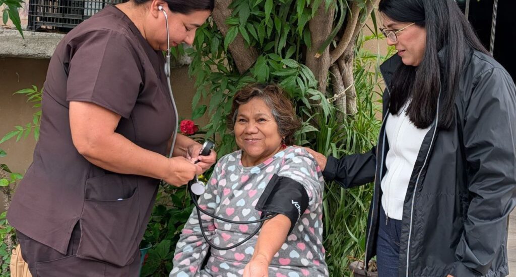 El programa de salud a domicilio en Santa Catarina beneficia a adultos mayores con atención médica integral personalizada.