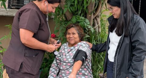 El programa de salud a domicilio en Santa Catarina beneficia a adultos mayores con atención médica integral personalizada.