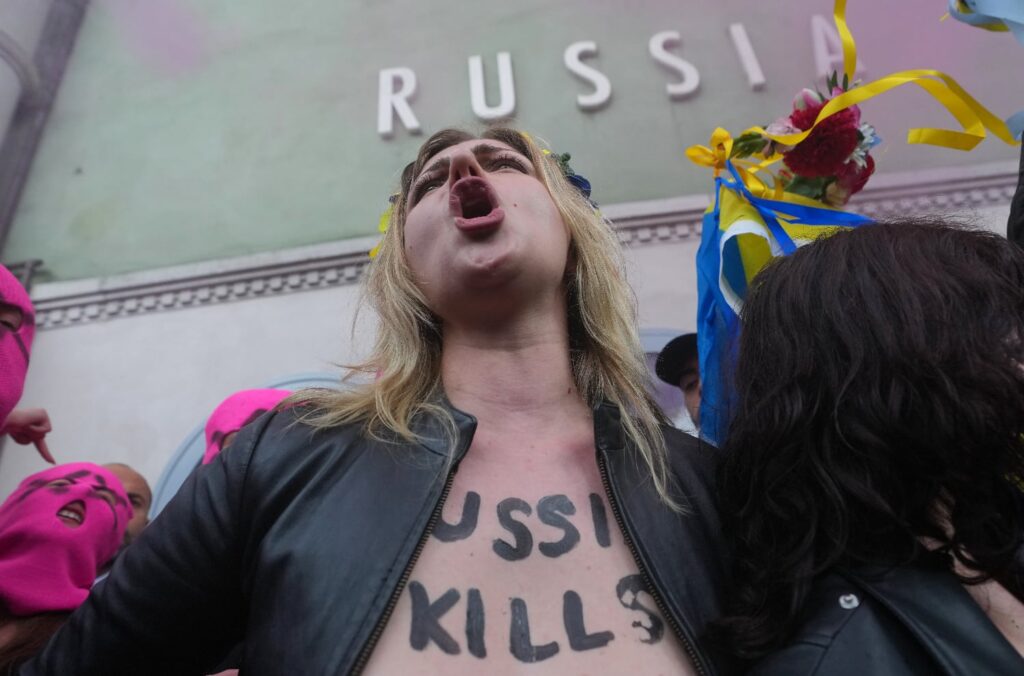 Feministas de Pussy Riot y FEMEN se manifiestan en la Bienal de Venecia con poderosos mensajes sobre el arte y Rusia.