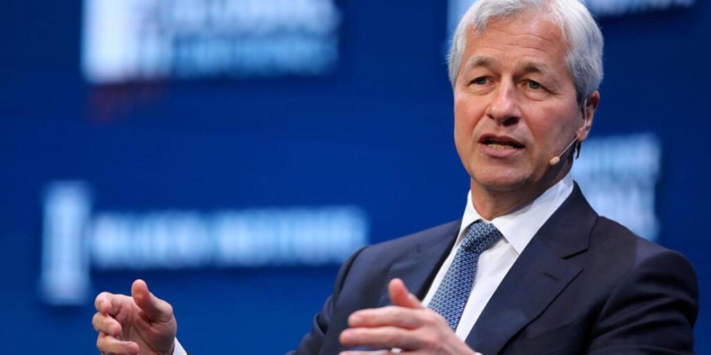 Jamie Dimon, CEO de JPMorgan, expresa preocupación por el riesgo de estanflación y su impacto en la economía mundial.