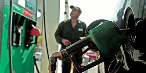 Conoce cómo el nuevo acuerdo del gobierno federal afectará el precio de la gasolina Magna y el diésel en México.