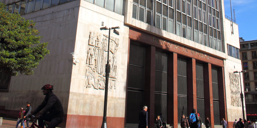 La reciente reunión del Banco de la República anticipa un aumento de tasas, ¿qué significa para la economía colombiana?