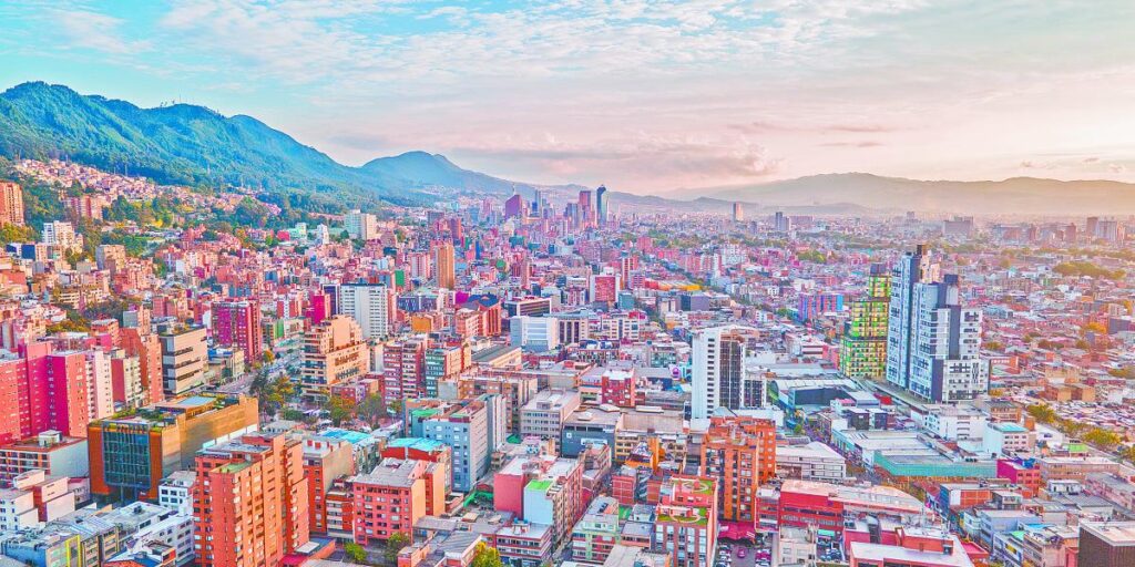 La creciente deuda neta en Colombia plantea serios desafíos económicos para el país en los próximos años.