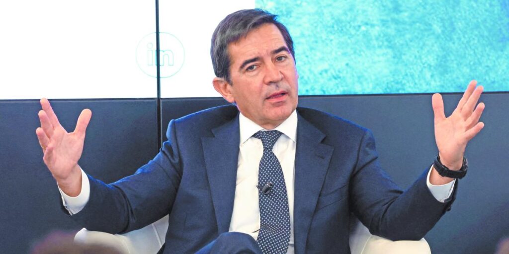 El CEO de BBVA, Carlos Torres Vila, subraya la importancia de aumentar la inversión privada para el desarrollo económico de México.