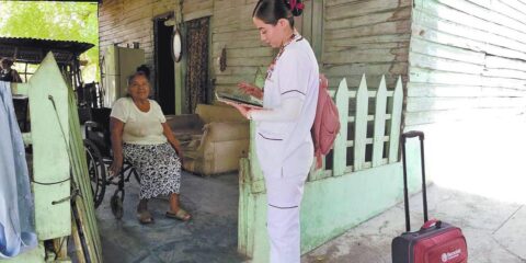 Explora el gasto de López Obrador en programas sociales aprobados y cómo superó lo establecido en el 2025.
