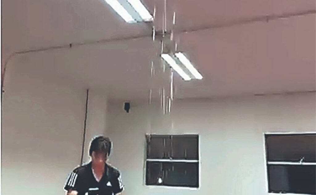Los estudiantes del Conservatorio Nacional de Música muestran las fallas en sus instalaciones tras las recientes lluvias.