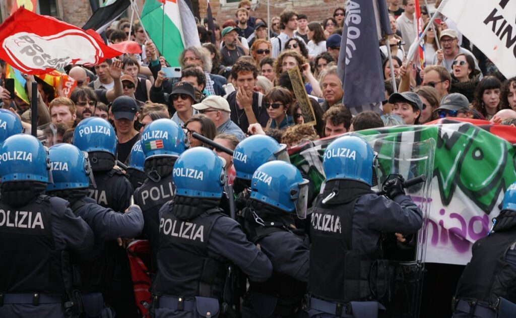 Alrededor de 2000 personas se manifiestan en la Bienal de Venecia contra el pabellón de genocidio con enfrentamientos policiales.