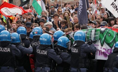 Alrededor de 2000 personas se manifiestan en la Bienal de Venecia contra el pabellón de genocidio con enfrentamientos policiales.
