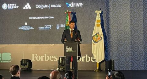 El gobernador Samuel García presenta una nueva estrategia para permitir el acceso de taxis de plataforma al aeropuerto local.