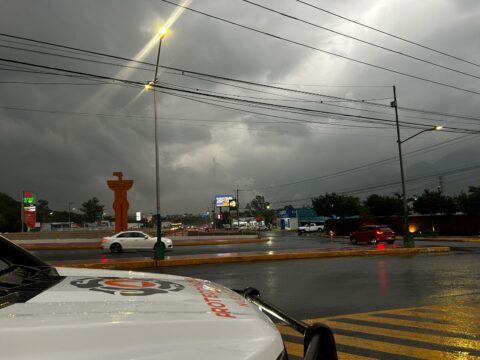La lluvia en Monterrey causa desbordes en el arroyo Topo Chico, generando alertas de seguridad para viajeros.