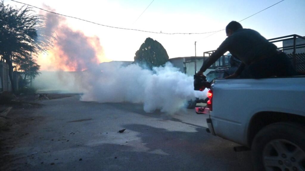 El municipio intensifica acciones de fumigación y entrega de abate para prevenir el dengue en Santa Catarina.