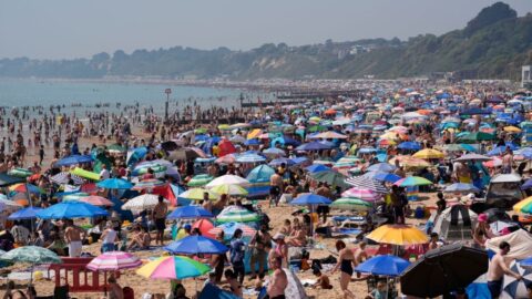 Descubre cómo la ola de calor en Europa ha establecido nuevos récords y sus consecuencias en la salud pública.
