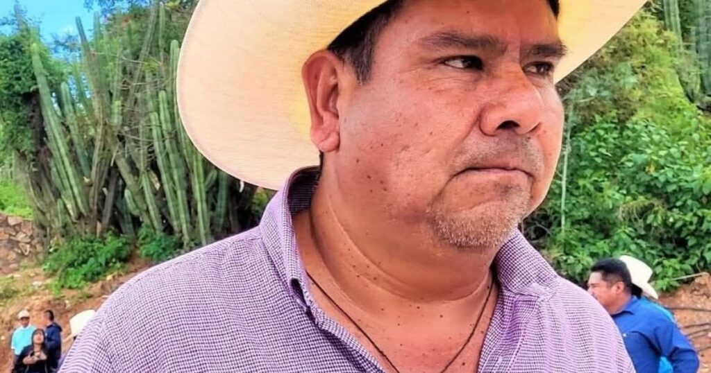 La violencia en Oaxaca cobra una nueva víctima con el asesinato del alcalde panista en su hogar, generando preocupación.
