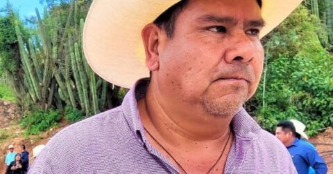 La violencia en Oaxaca cobra una nueva víctima con el asesinato del alcalde panista en su hogar, generando preocupación.