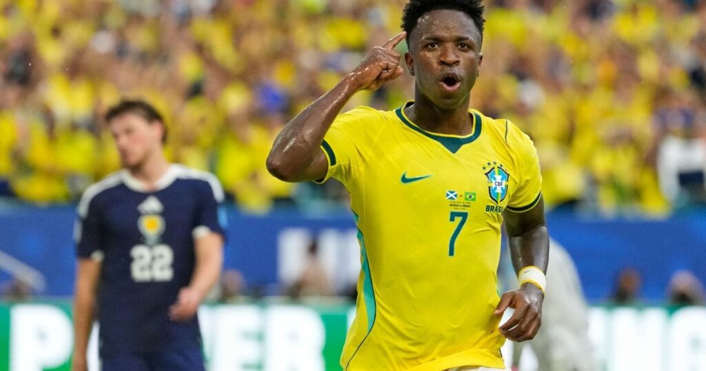 El jugador del Real Madrid, Vinícius, se destaca en el triunfo de Brasil sobre Escocia, anotando dos goles decisivos.