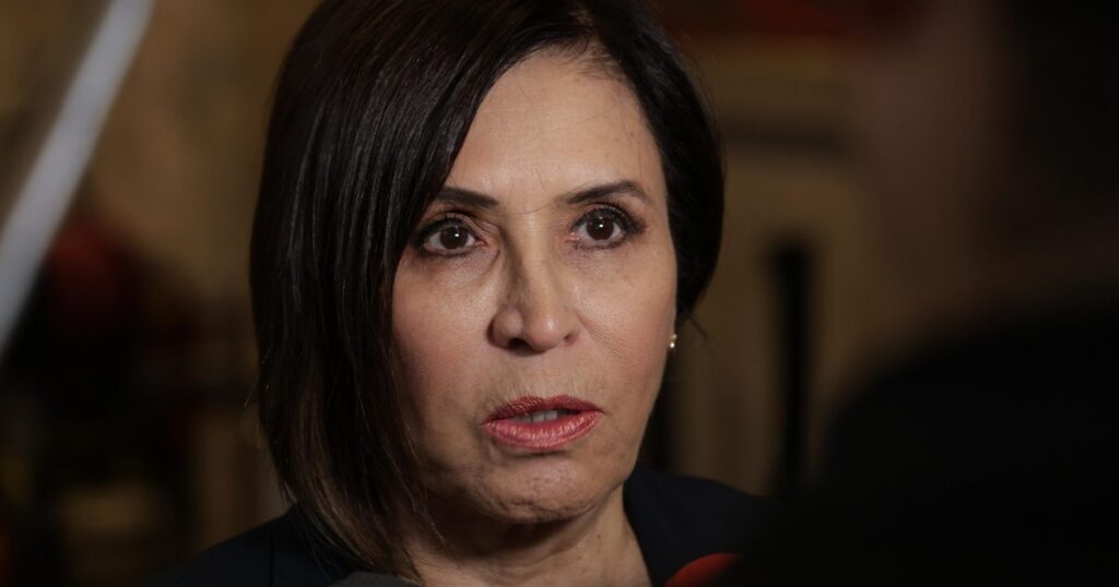 Rosario Robles vuelve al escenario político al alertar sobre los peligros democráticos que enfrenta América Latina.