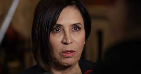 Rosario Robles vuelve al escenario político al alertar sobre los peligros democráticos que enfrenta América Latina.