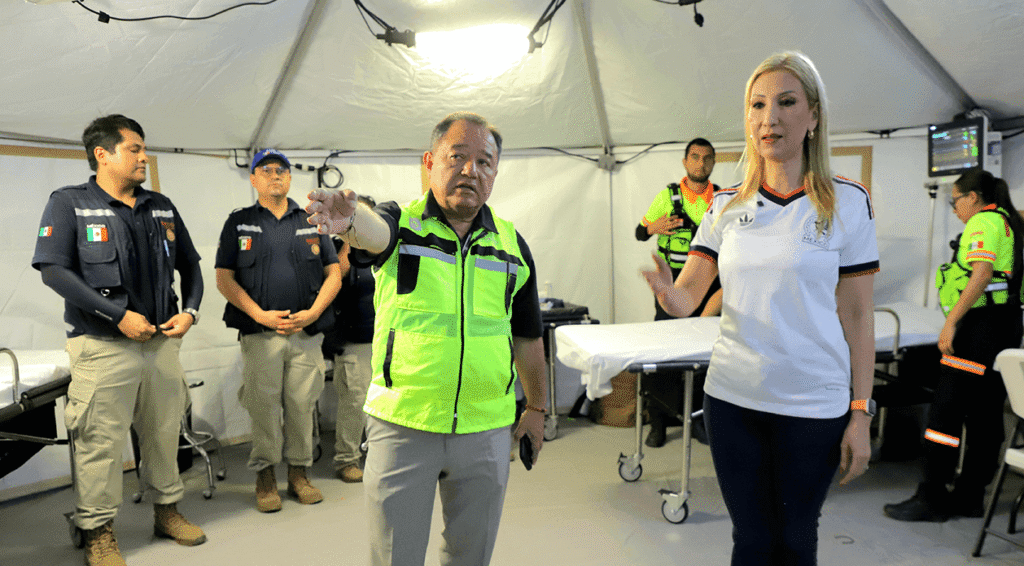 El nuevo hospital móvil en Parque Fundidora, supervisado por Alma Rosa Marroquín, ofrece atención médica esencial y equipada.