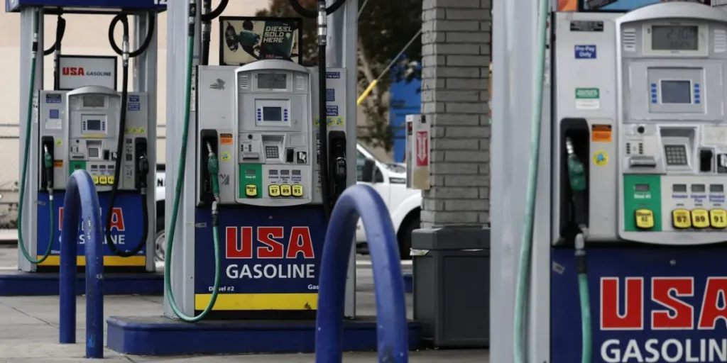 Los precios de la gasolina en Estados Unidos caen por quinta semana, ya por debajo de 4 dólares, impactando el consumo.