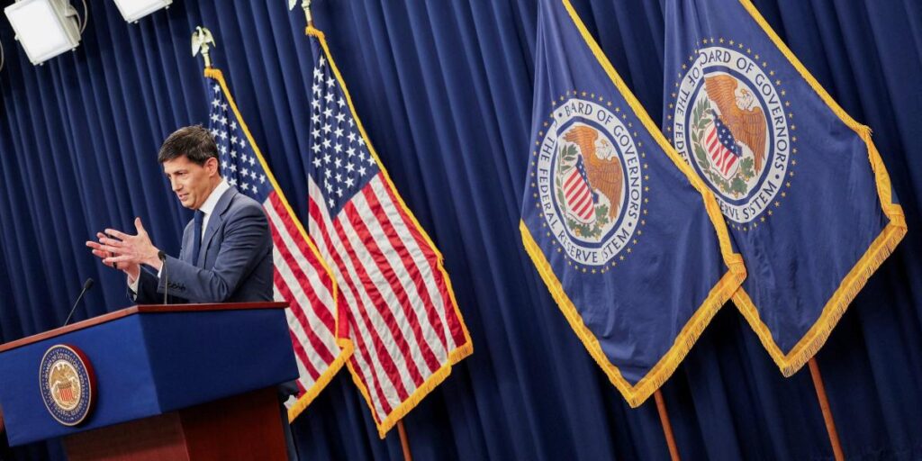 Kevin Warsh busca simplificar la comunicación de la Fed en un mundo complejo y ávido de información económica.