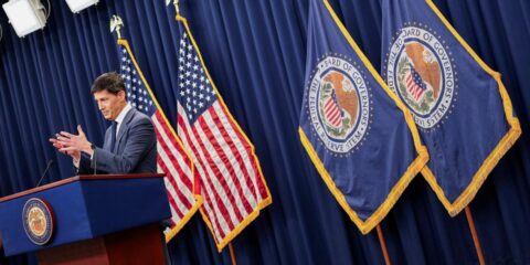 Kevin Warsh busca simplificar la comunicación de la Fed en un mundo complejo y ávido de información económica.
