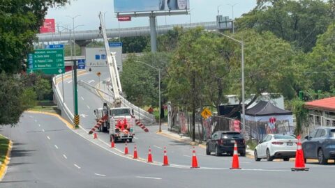 La restauración de señalética vial en Monterrey se realiza antes de un importante evento deportivo en la región.