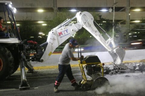Más de 70 trabajadores de Servicios Públicos realizan trabajos en el puente vehicular de Gonzalitos y Madero.