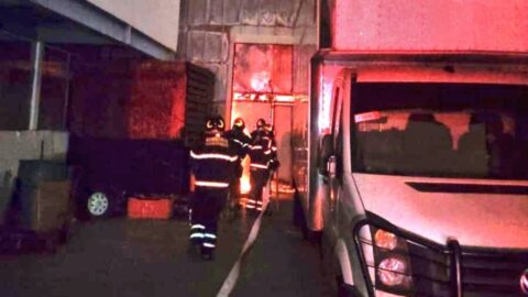 Un incendio en una bodega cercana al Mercado de Jamaica genera preocupación en la CDMX tras la columna de humo visible.