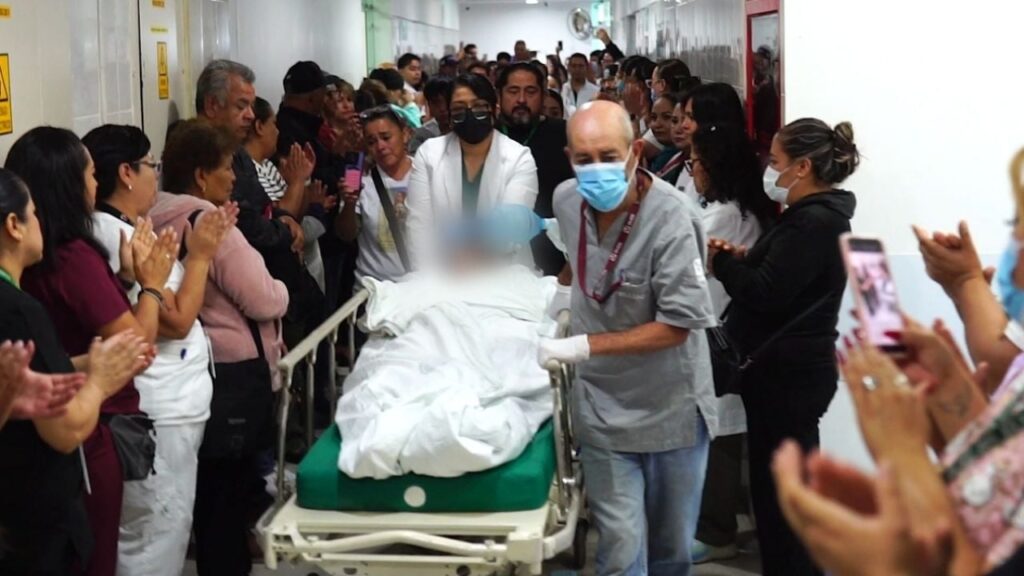 Una joven de 20 años enfrenta la adversidad tras donar órganos luego de dar a luz a una bebé prematura.