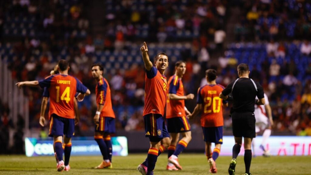La Selección Española triunfa ante Perú con un 3-1 en el Estadio Cuauhtémoc, destacando figuras clave.