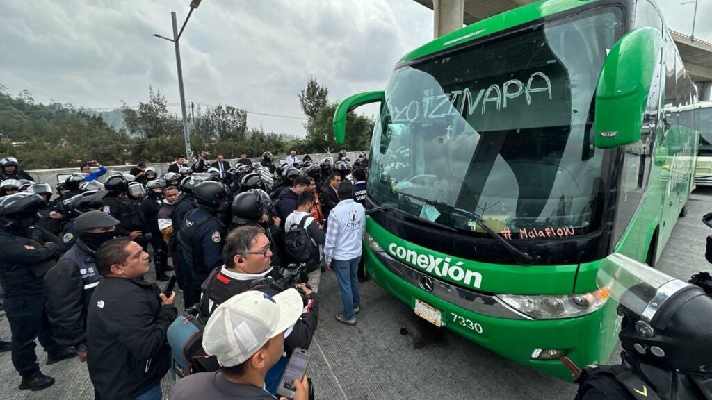 Diversas organizaciones civiles denuncian una campaña de desprestigio hacia los normalistas de Ayotzinapa, cuestionando la veracidad de las acusaciones.