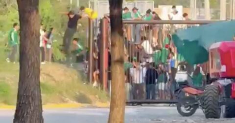 Más de 40 mil aficionados se reunieron en Monterrey para disfrutar del partido de México, enfrentando un desalojo violento.